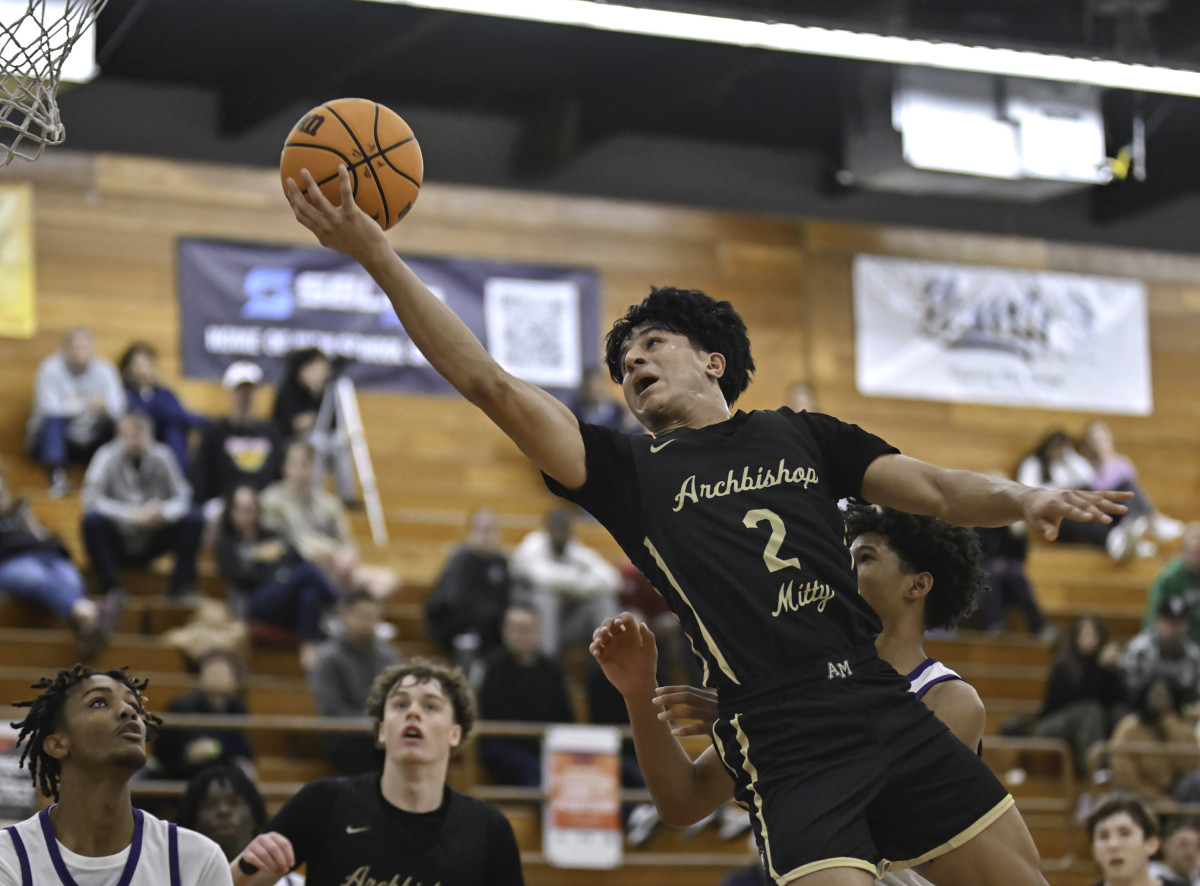 Nathan d'Abreu Noronha (2) swoops in on a backhand layup for Mitty.